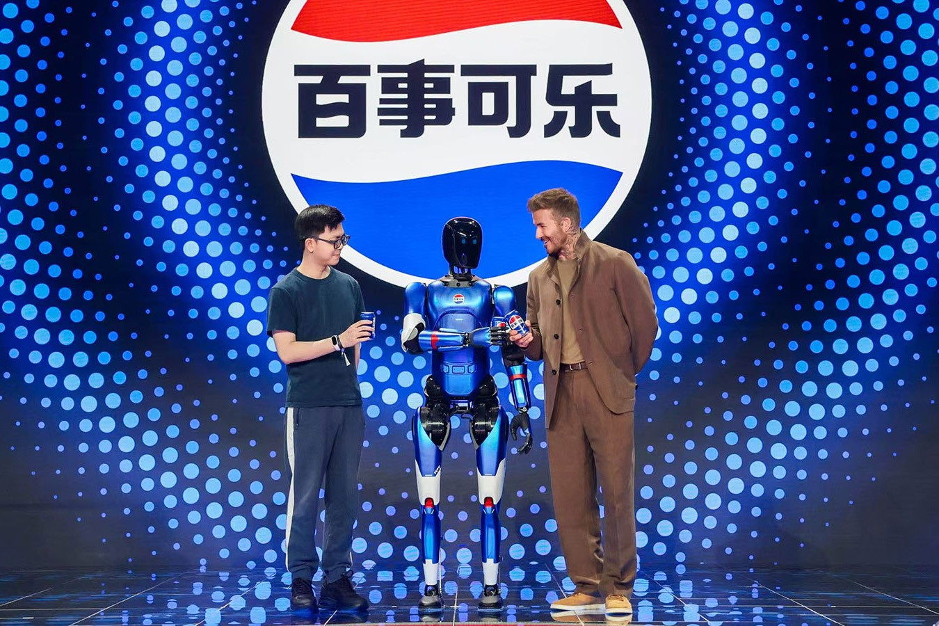 2026世界杯机器人携手百事中国共创“百事蓝宝” 共燃渴望新章